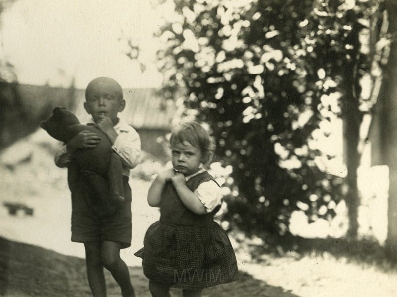KKE 4174-44.jpg - Eugeniusz Zabagoński z siostrą Aleksandrą, lata 20-te XX wieku.